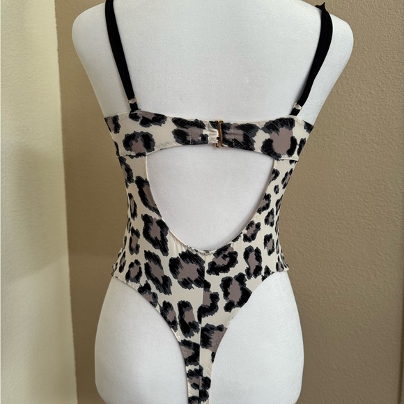 Guess Cheetah bodysuit with black mini pencil skirt - Picture 4 of 12